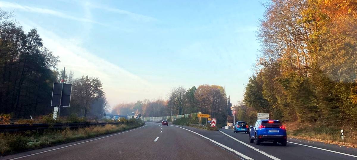 Solingen: Schmierereien an Schildern und Brücke