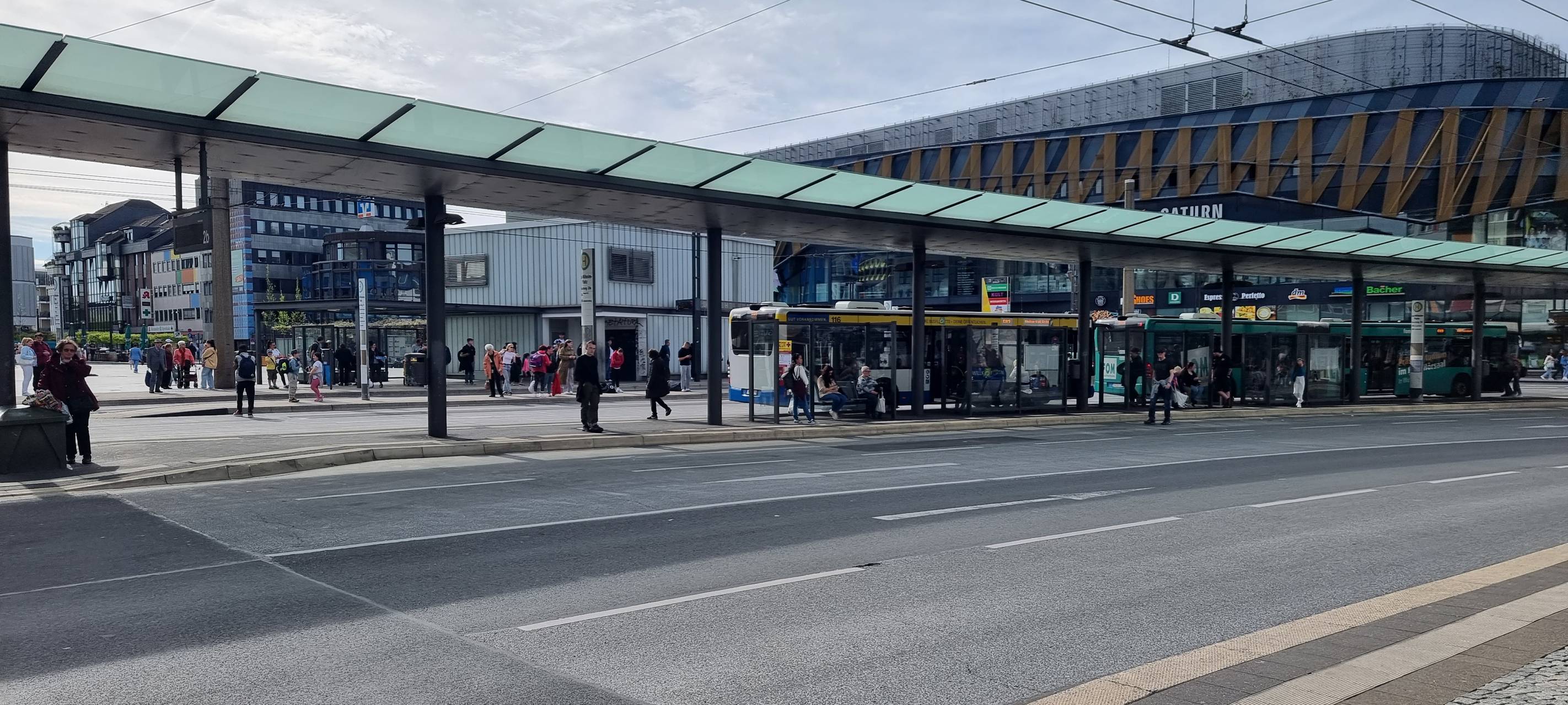 Defekte Bus-Oberleitung fällt auf die Straße
