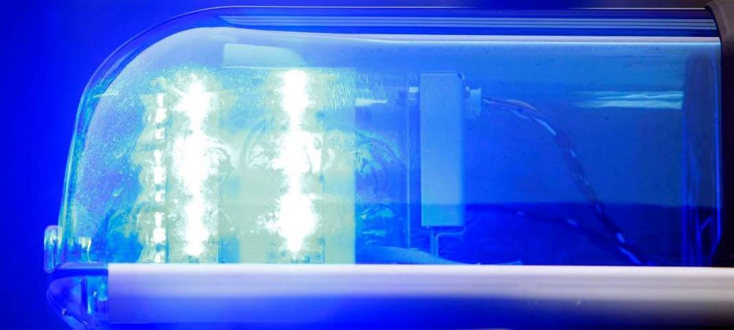 Autofahrerin erfasst zwei geparkte Laster