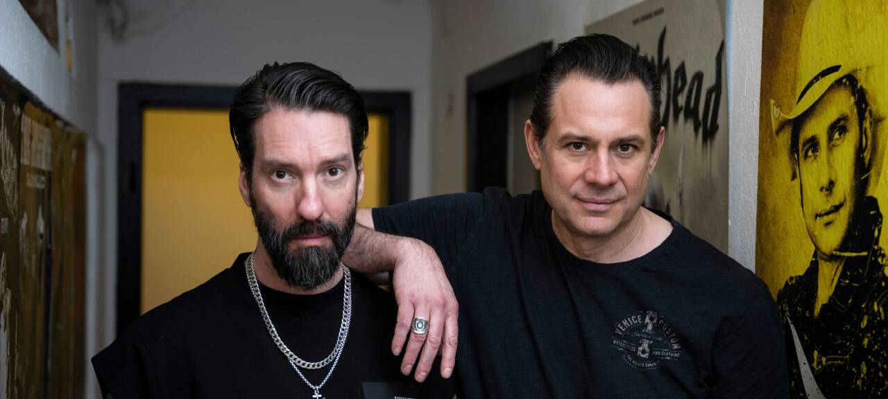 Die Musiker Alec Völkel alias "Boss Burns" (l) und Sascha Vollmer alias "Hoss Power" der Band The BossHoss am Rande eines dpa-Interviews