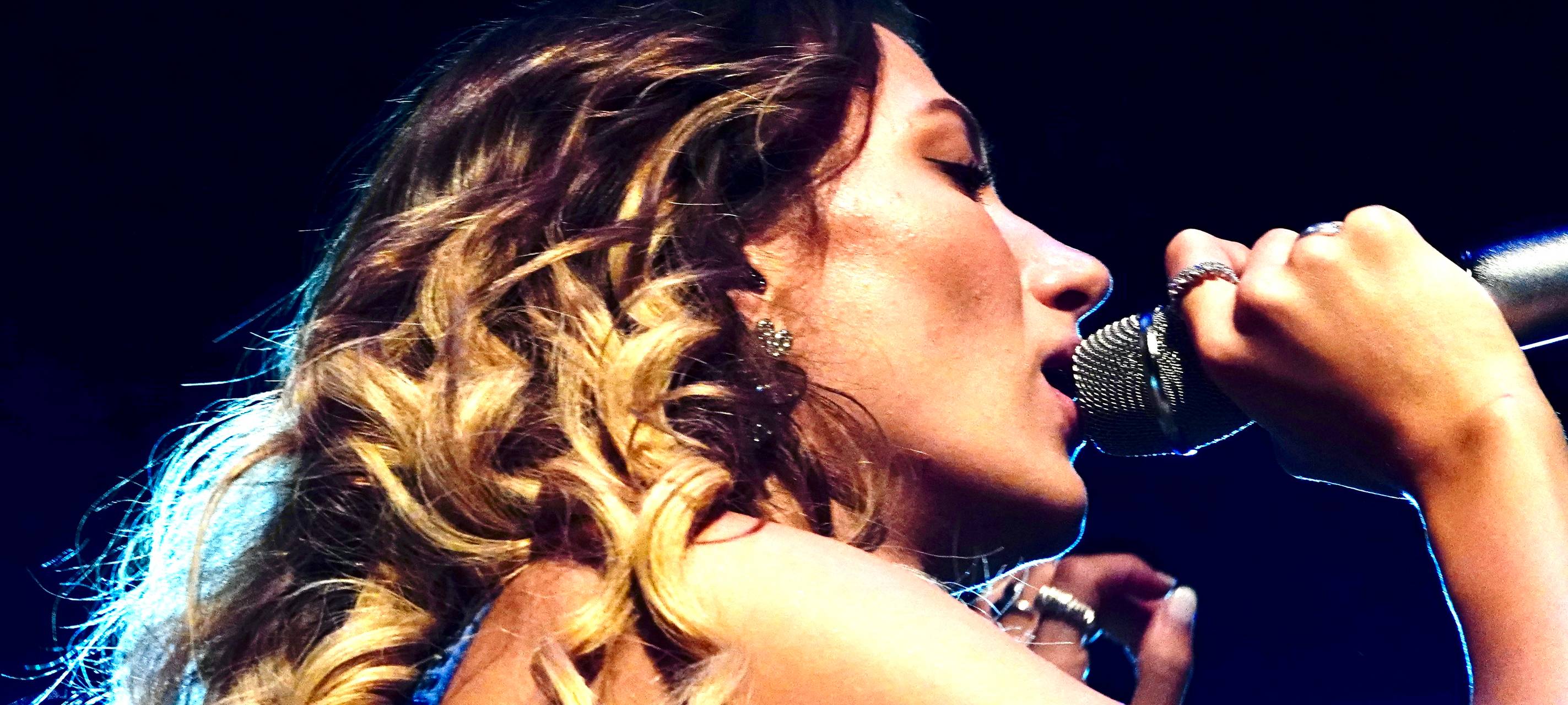 Leony beim Zeltfestival Ruhr mit ihrem Live-Auftritt vor Publikum.