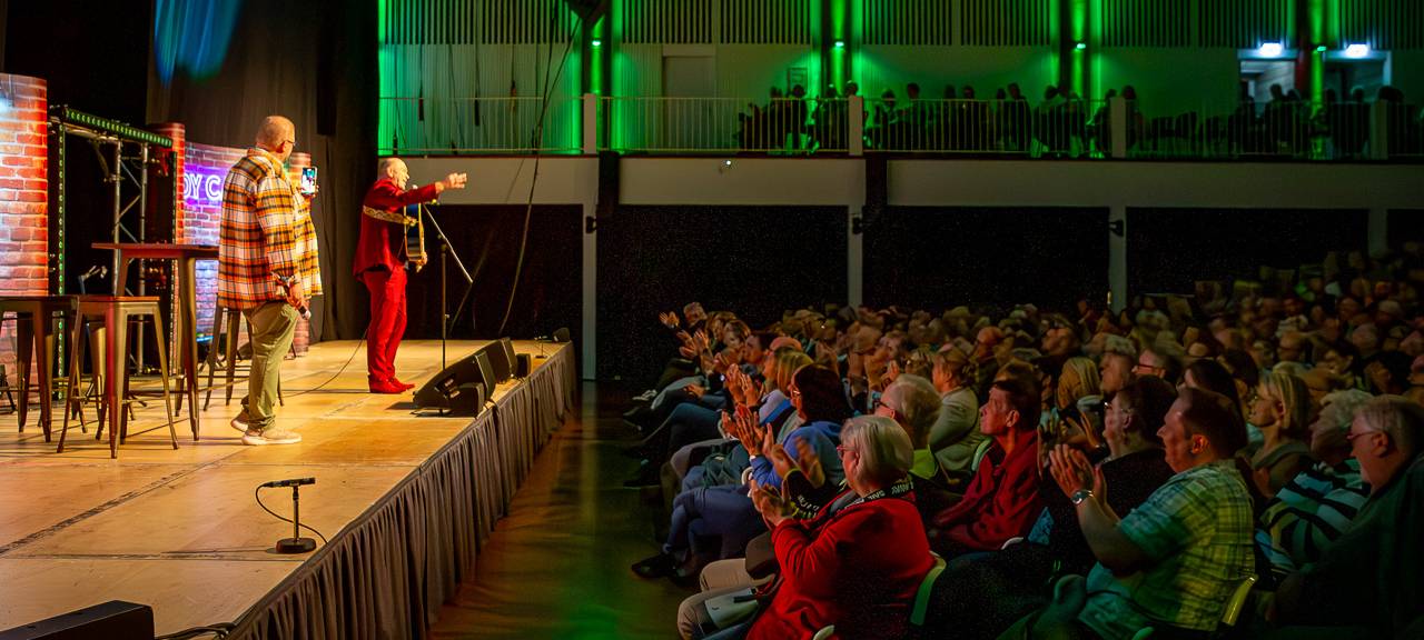 Das Comedy Camp 2025 startete in Unna in der Stadthalle. Auf der Bühne zu sehen: Heinz Gröning.