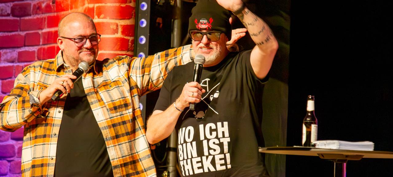 Das Comedy Camp 2025 war in Wuppertal in der Stadthalle. Hier ist Comedian Markus Krebs mit Jürgen Bangert auf der Bühne zu sehen.