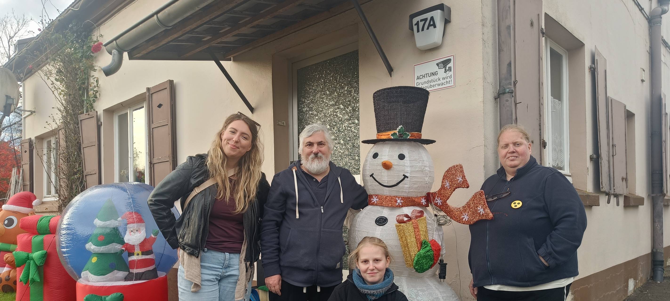 Deko beim "Magics Weihnachtshaus" wird aufgebaut