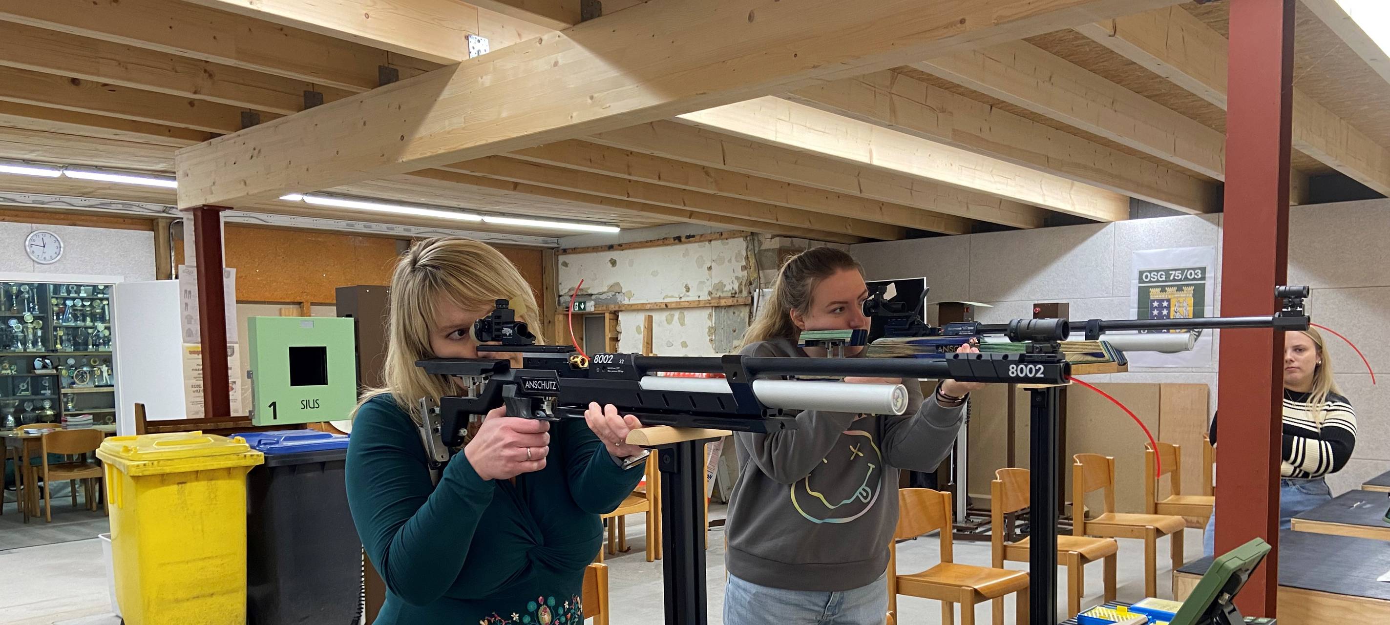 Clara & Charly im Schießstand