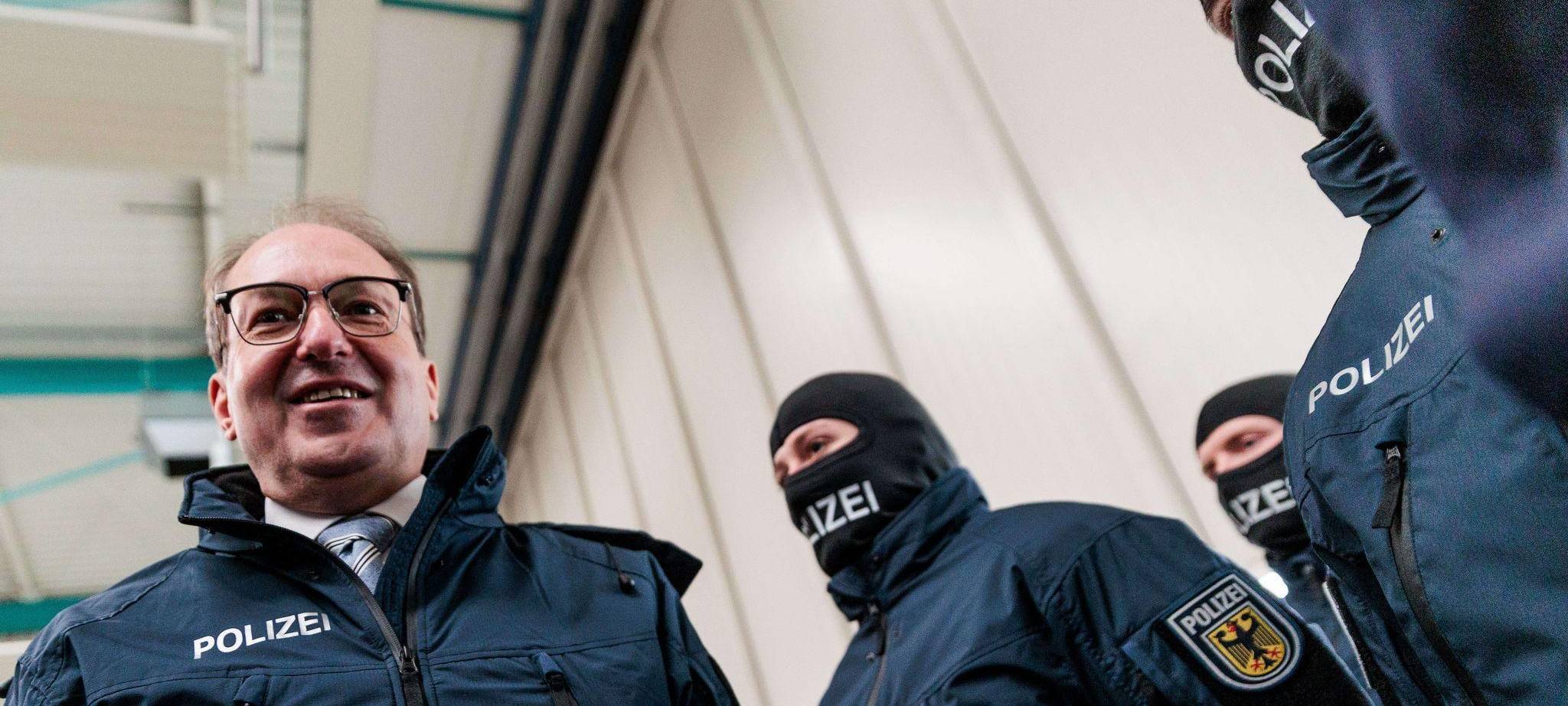 Innenminister Dobrindt stellt Drohnenabwehr in Dienst