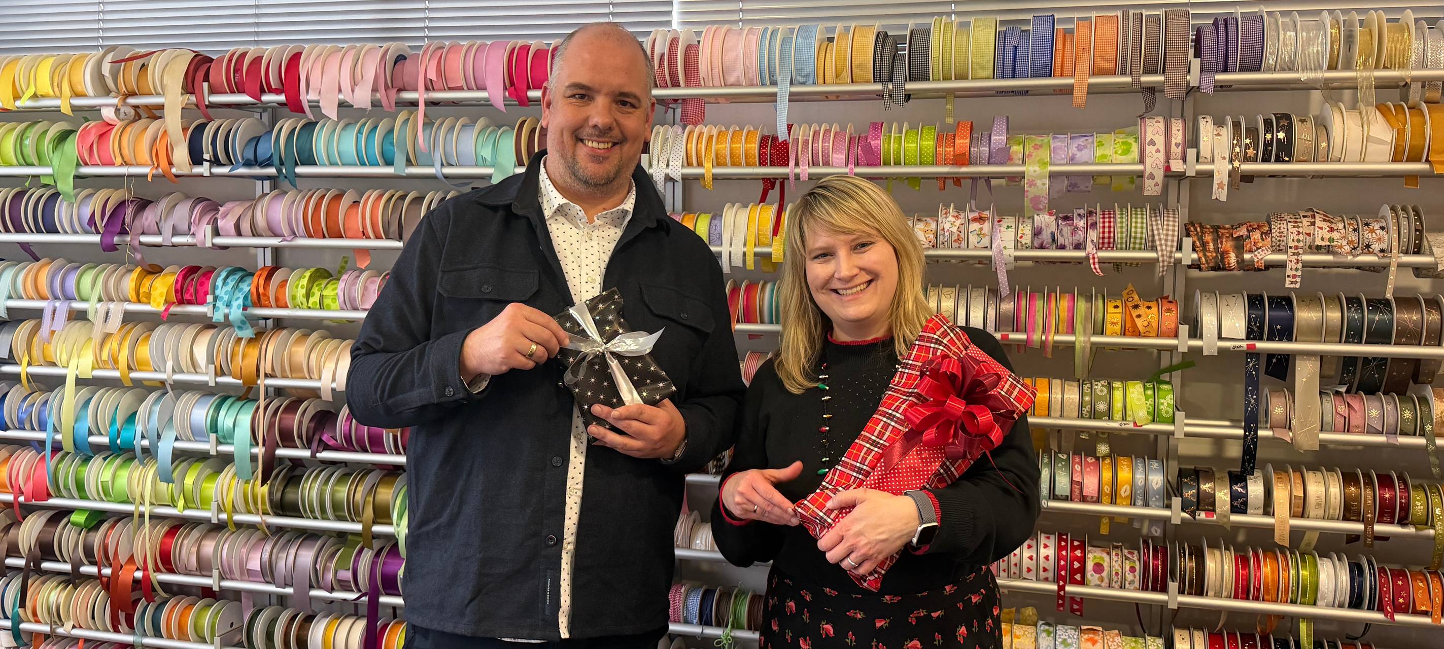 Ran an die Geschenke: Clara und Micha bei der Einpack-Challenge