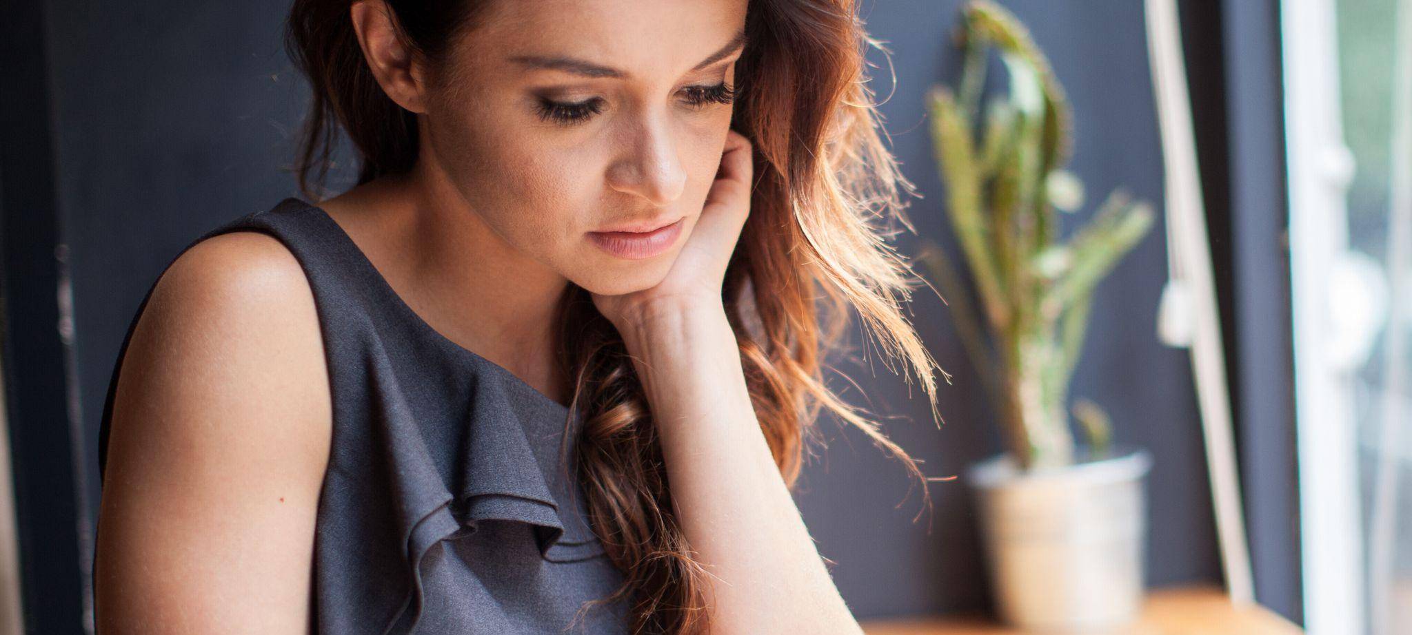 Eine Frau arbeitet in einem Café am Laptop