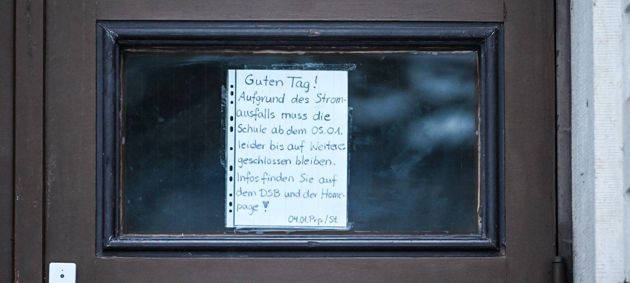 Info-Zettel an der Tür eines Gymnasiums nach einem Stromausfall