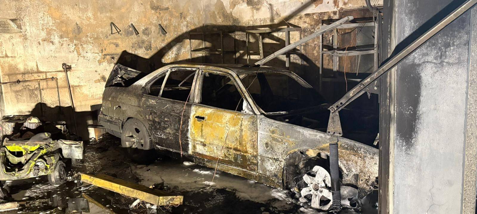 Zwei Autos brennen in Remscheider Garage