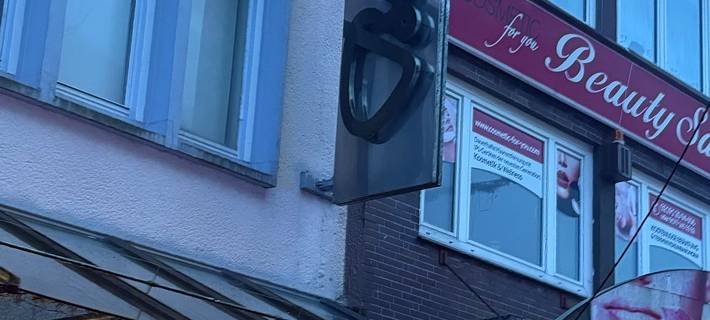 Werbeschild in Flammen