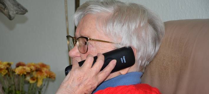 Symbolbild: Seniorin durch Schockanruf um Schmuck und Bargeld betrogen