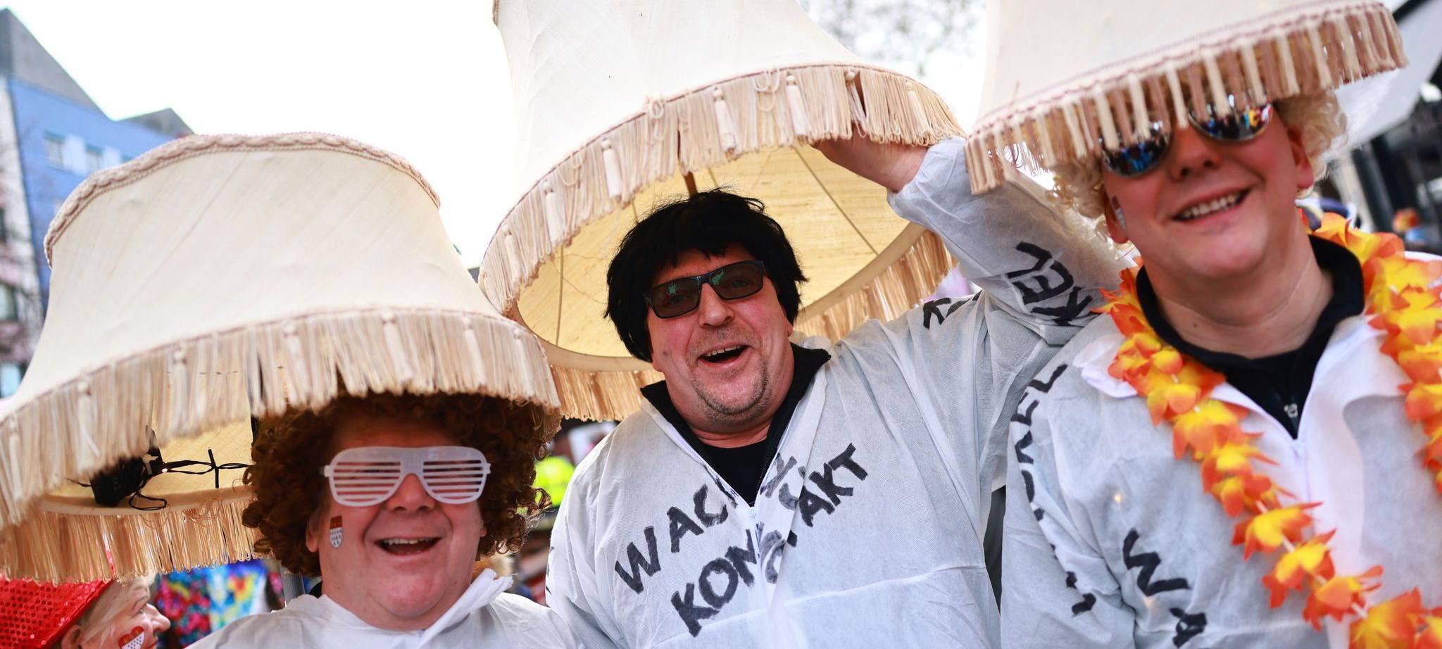 Weiberfastnacht im Rheinland - Beginn des Straßenkarnevals