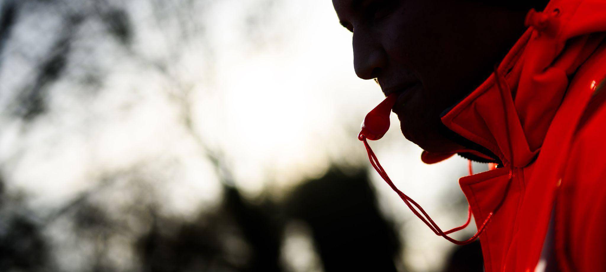 Ein Beschäftigter demonstriert im Rahmen eines Warnstreiks