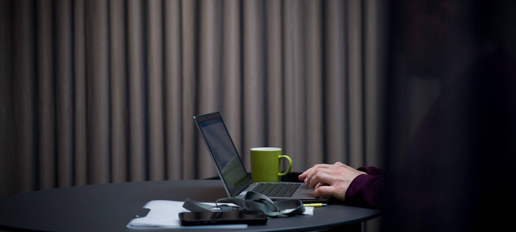 Mann arbeitet am Laptop