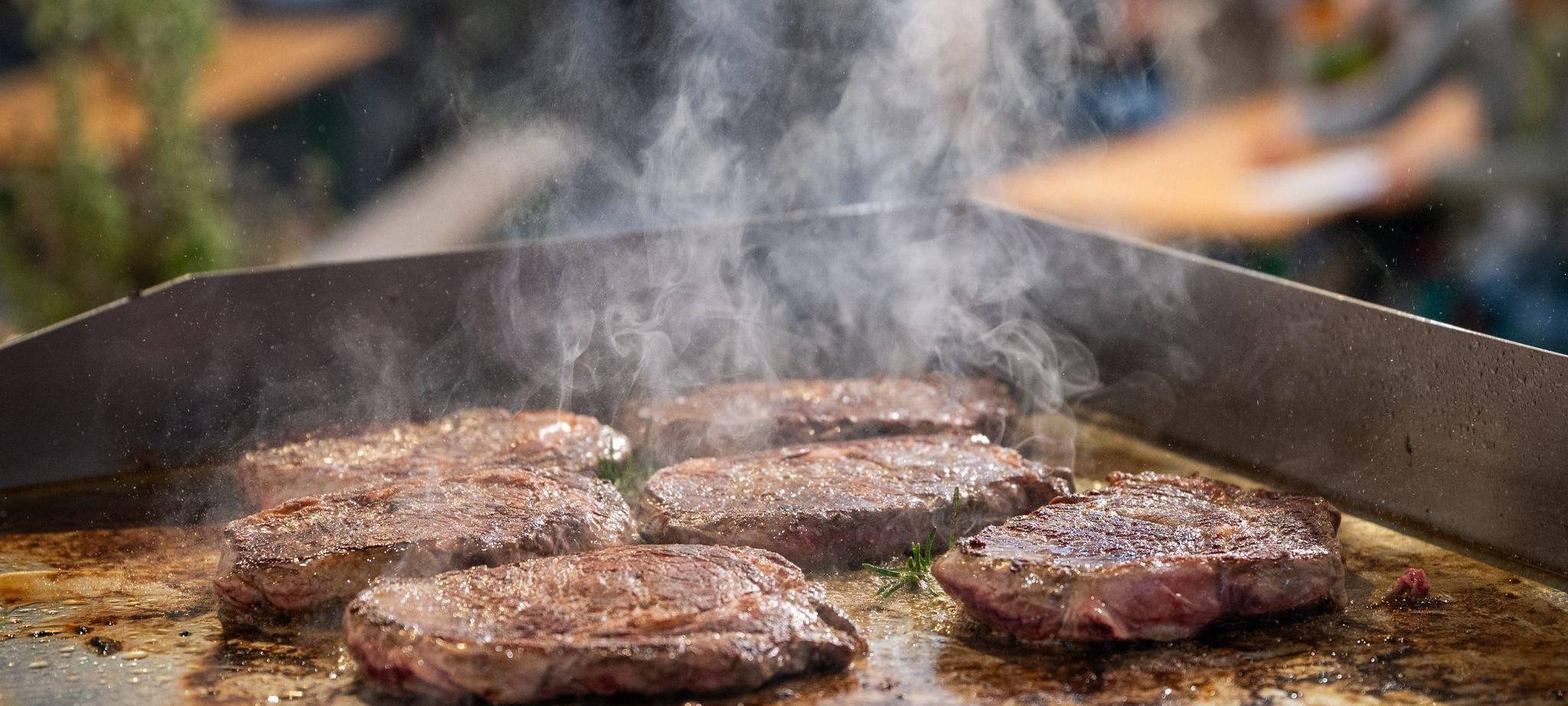 Angus-Wagyu-Ribeye-Steak auf einem Grill