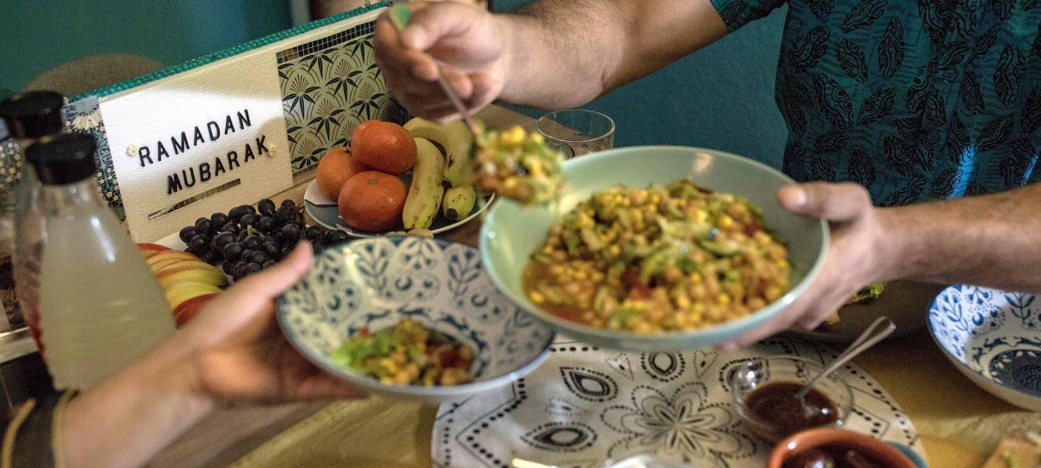 Ein Paar isst am ersten Tag des Ramadan gemeinsam Iftar