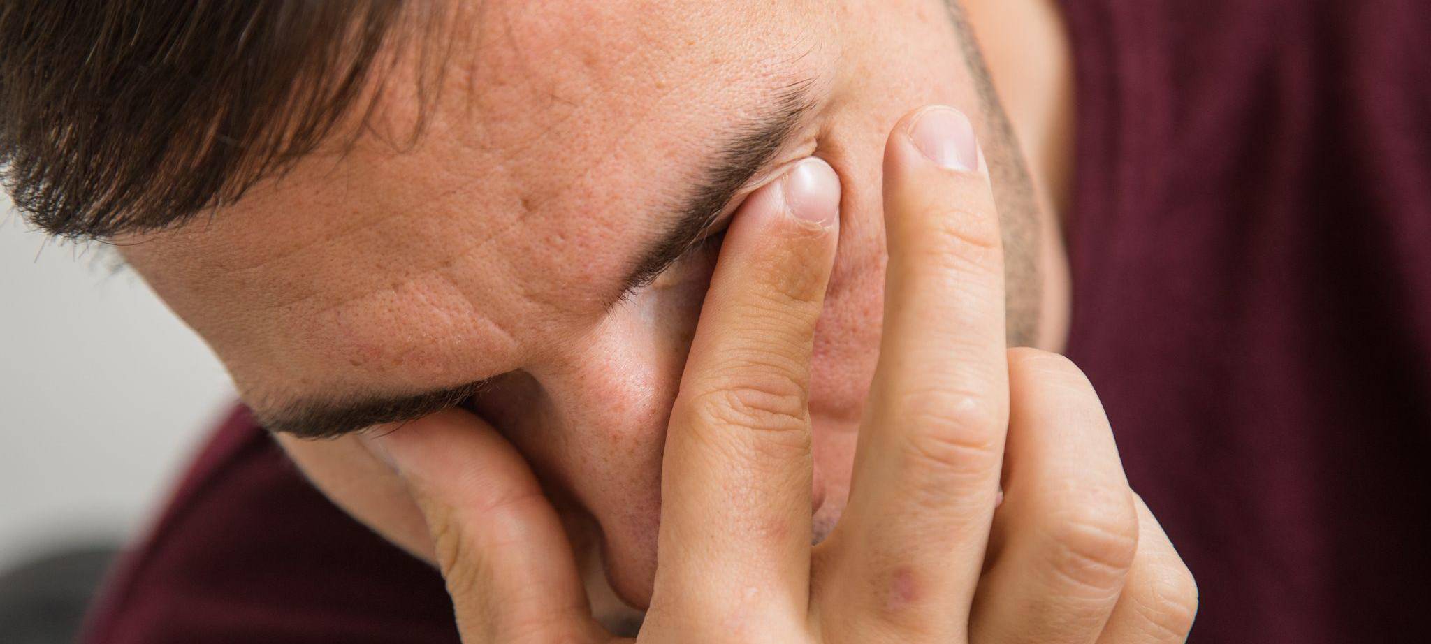 Ein Mann reibt sich die Augen