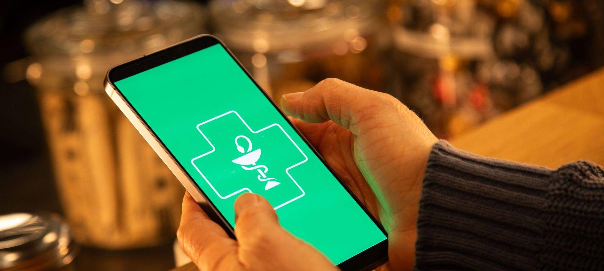 Eine Frau nutzt eine digitale Gesundheits-App auf dem Smartphone