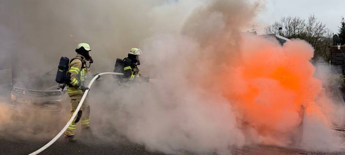 zu sehen sind Einsatzkräfte der Feuerwehr, die einen Brand löschen