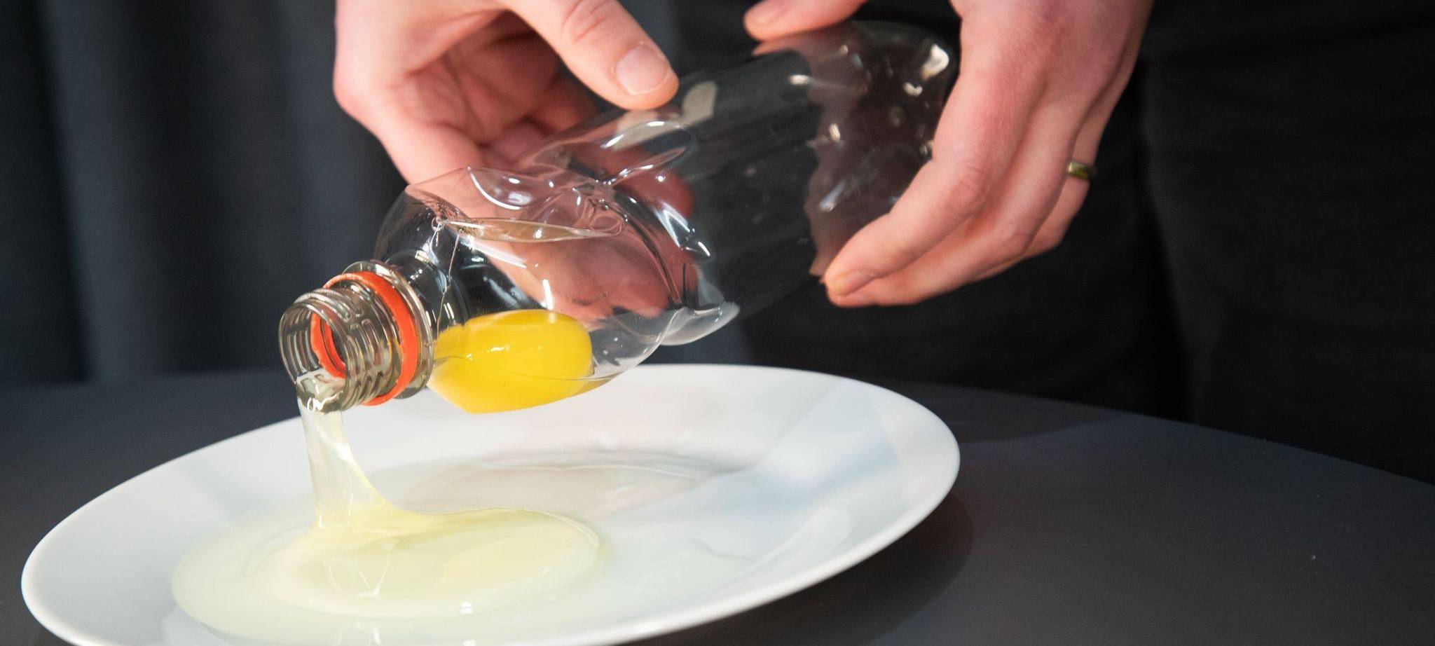 Eigelb ist in einer Plastikflasche zu sehen