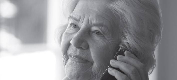 Symbolbild Seniorin am Telefon