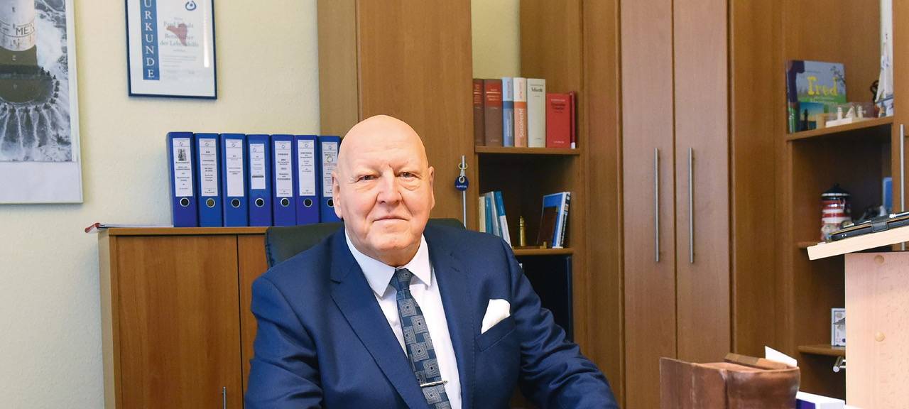 Kirchturm in Remscheid leuchtet zu Ehren von Fred Schulz