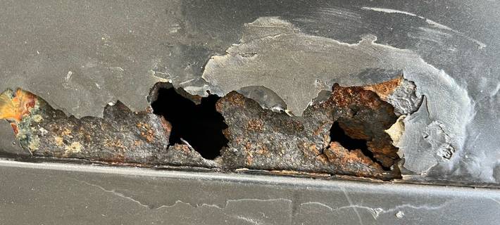 Der Audi war an mehreren Stellen komplett durchgerostet.