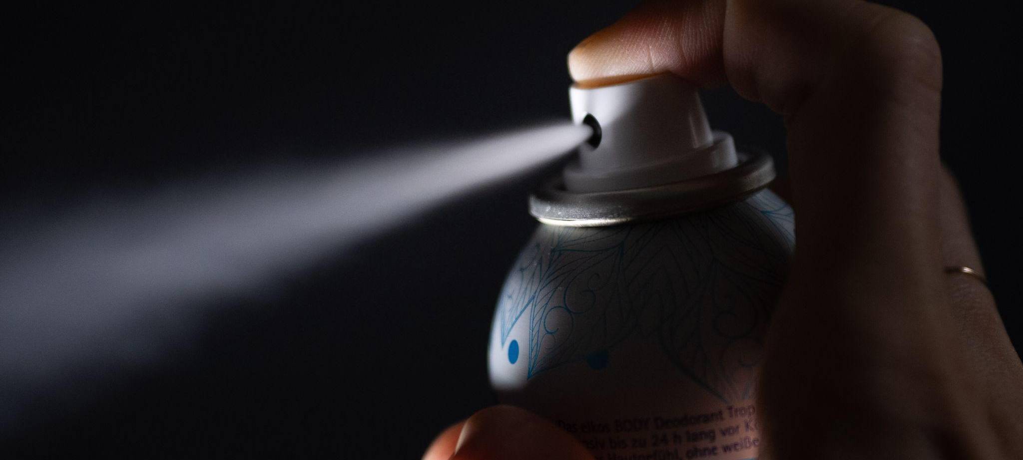 Sprühnebel kommt aus einer Deodorant-Dose
