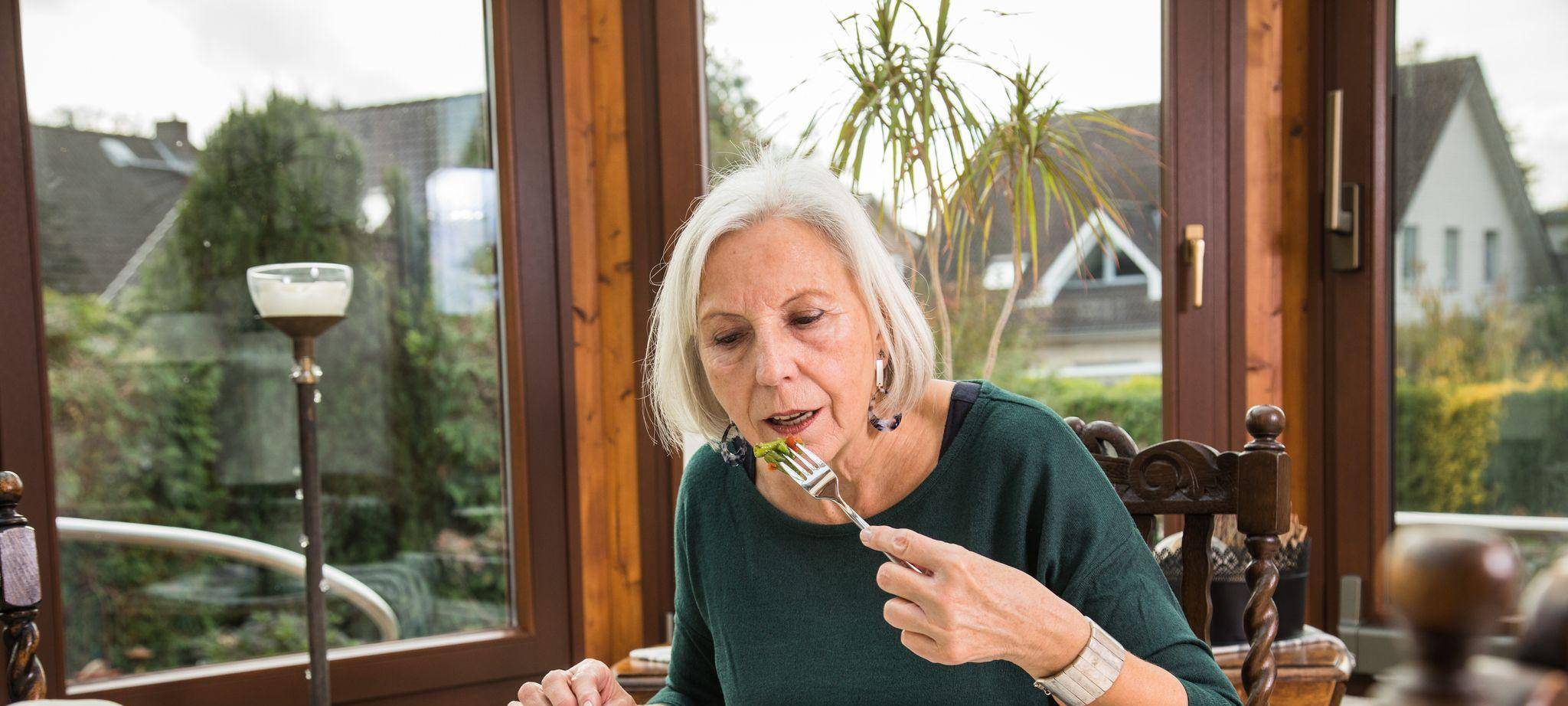 Seniorin beim Essen